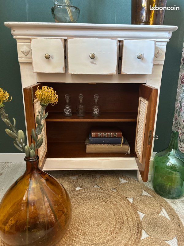 Petit meuble d’appoint en cannage, vue 2