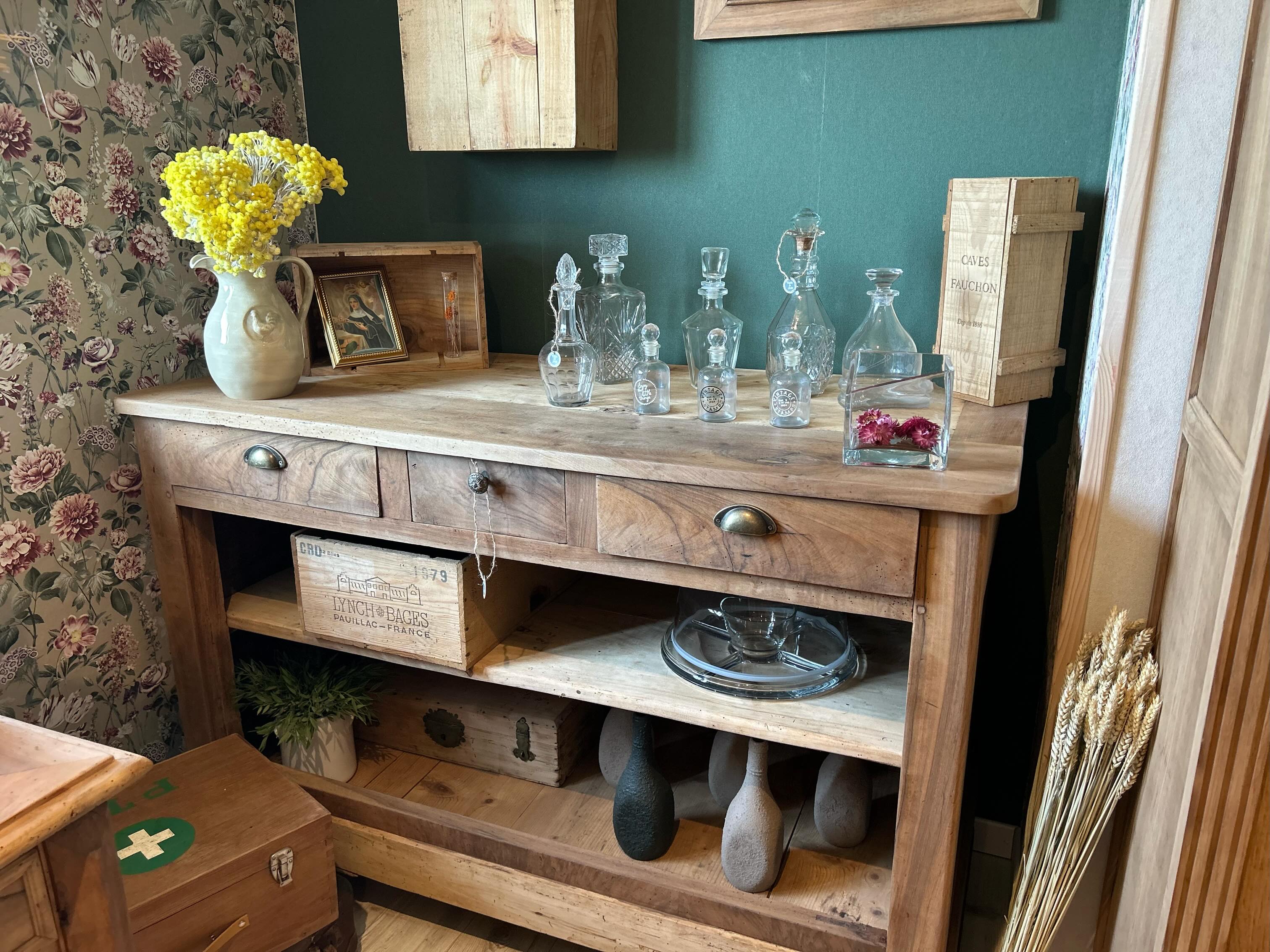 Buffet ancien mis en scène dans le showroom