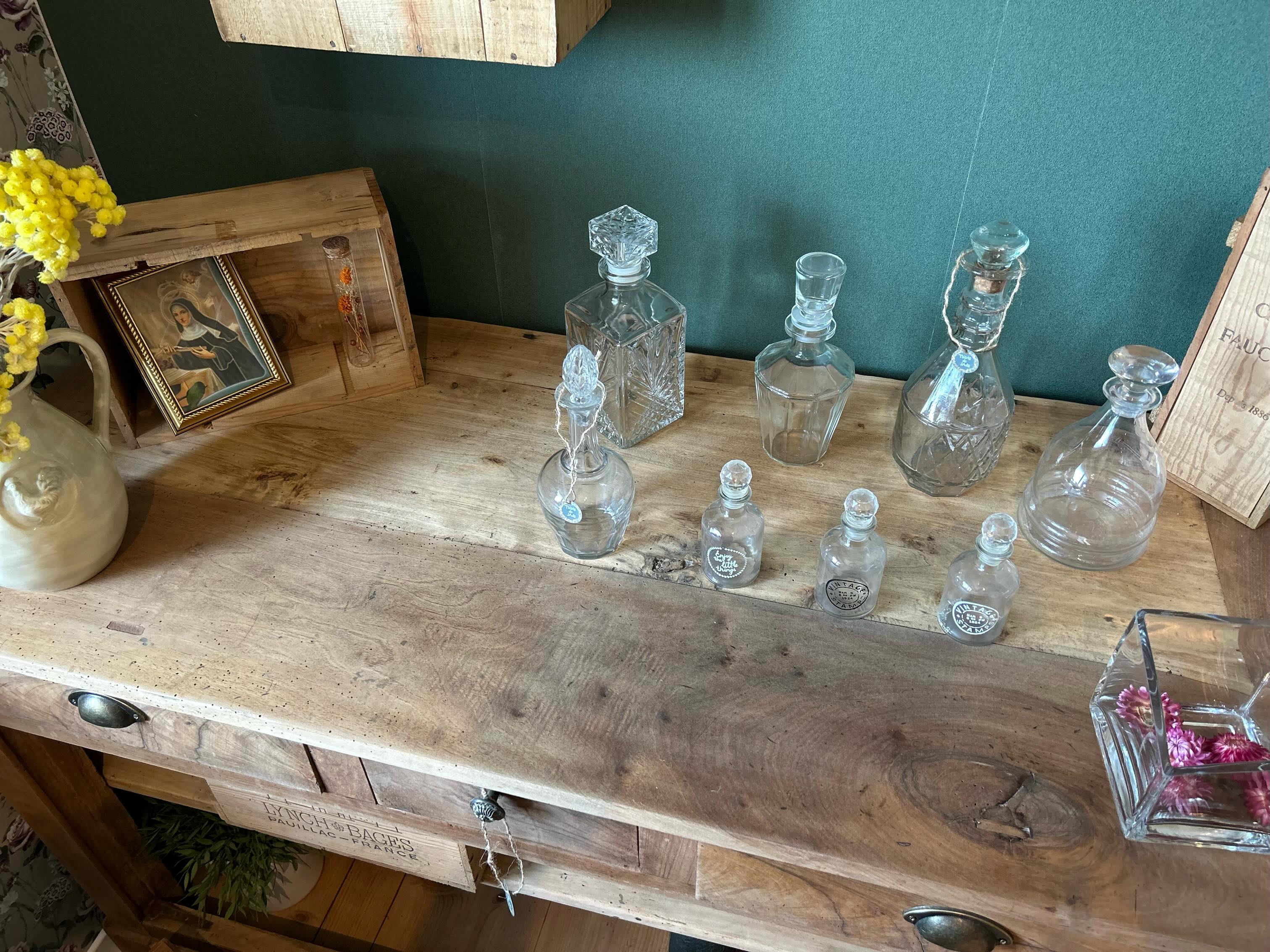 Mobilier ancien et objets de brocante présentés dans le showroom