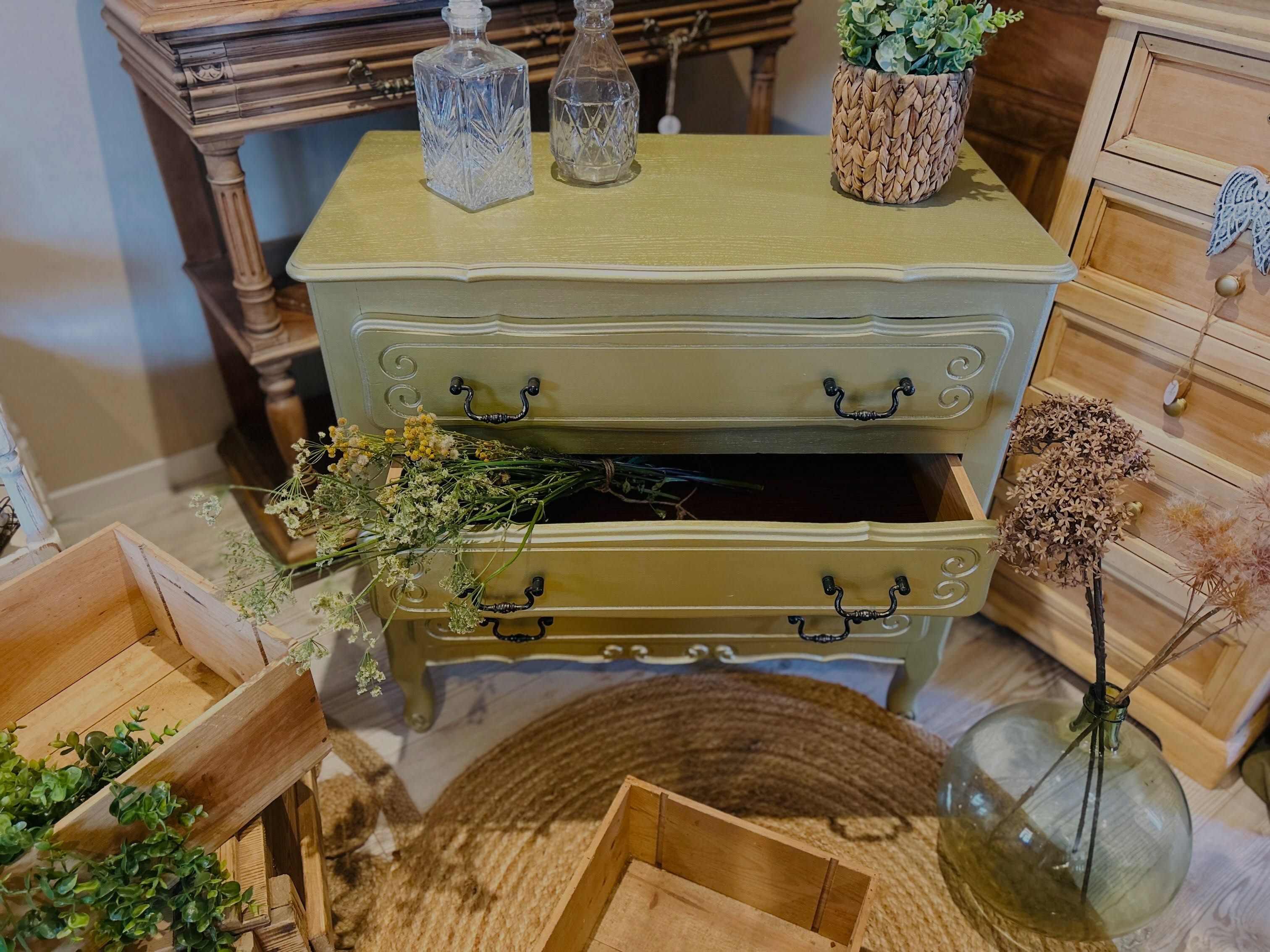 Commode vintage rénovée, tiroir ouvert